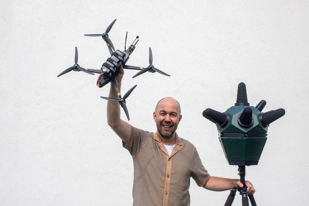 Krystian Guzowski z dronem FPV i detektorem Jeżyk