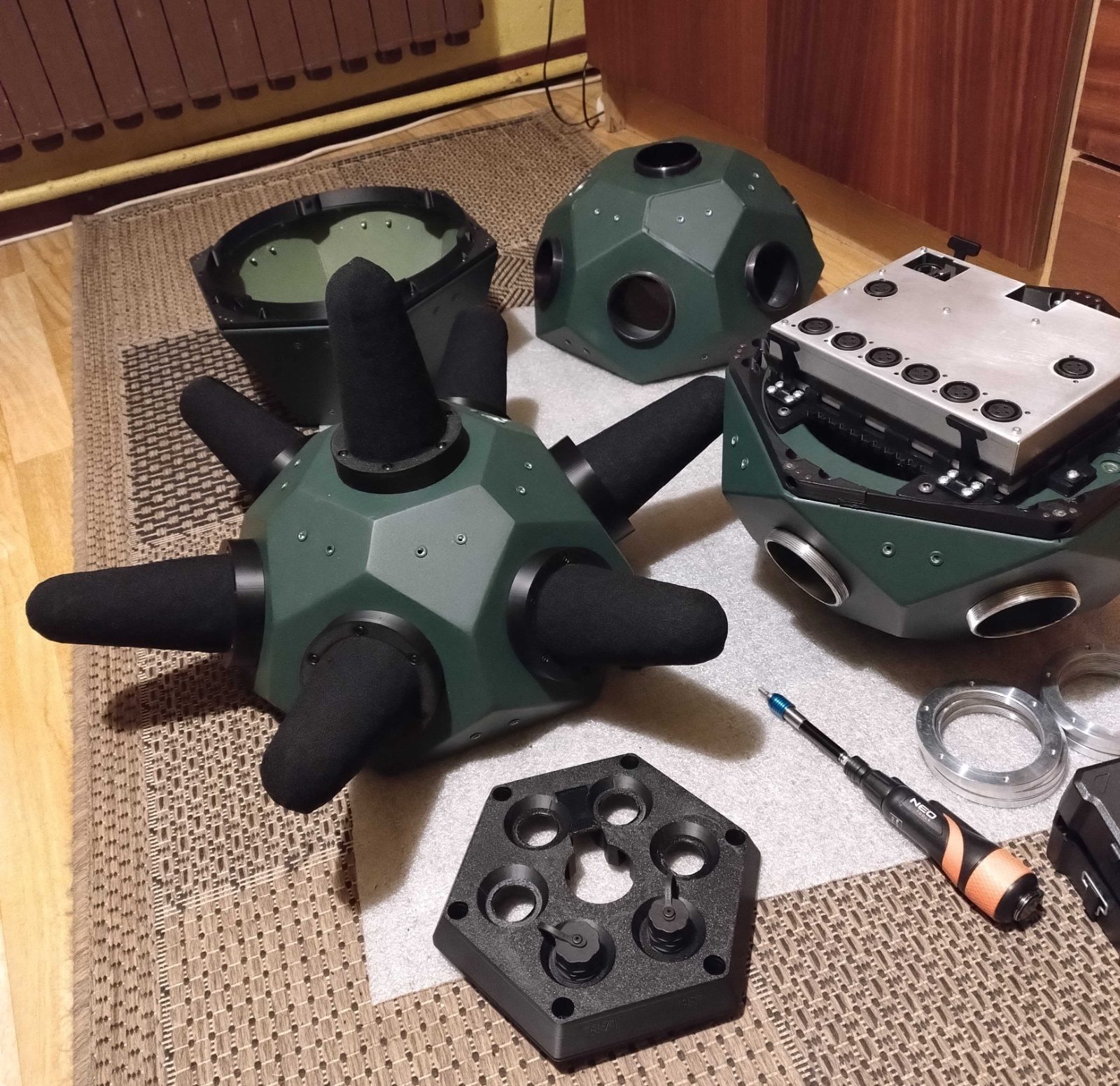 Rozłożone elementy pierwszego prototypu detektora Jeżyk